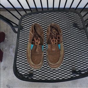 Women’s 7.5 Ariat Cruisers